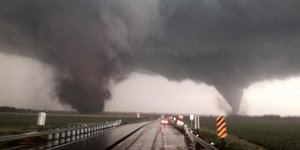 Σκηνές τρόμου από σμήνος ανεμοστρόβιλων στη Νεμπράσκα των ΗΠΑ