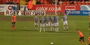 Εκπληκτικό γκολ αμυντικού με εκτέλεση φάουλ [βίντεο]