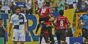 «Αφησε» άγαλμα τον τερματοφύλακα με εκπληκτικό σουτ [βίντεο]