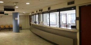 Γυναίκα εισέβαλε με μπαλτά στην Εφορία Χανίων [εικόνα]