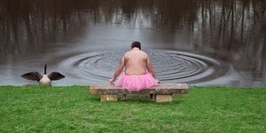 O άνδρας που φωτογραφίζεται μόνο με μία ροζ φούστα μπαλέτου σε όλο τον κόσμο -Η 