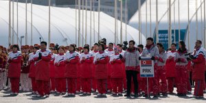 Μέλη της αποστολής της Β.Κορέας στη χειμερινή Ολυμπιάδα της Πιονγκτσάνγκ (Φωτογραφία: ΑΡ) 