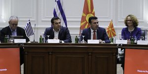 Ο Γιάννης Δραγασάκης μαζί με τον Αλέξη Τσίπρα στα Σκόπια / Φωτογραφία: 