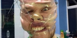 Η νέα παρανοϊκή τρέλα στο Facebook -«Τσαλακώνουν» το πρόσωπό τους με σελοφάν και