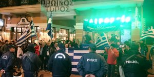 Διαμαρτυρία έξω από εκδήλωση με ομιλητή τον κ. Τσακαλώτο/ Φωτογραφία: Πρωινός Τύπος