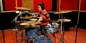 Συγκλονίζει ο ντράμερ χωρίς χέρια- Παράδειγμα αποφασιστικότητας και θέλησης [βίν