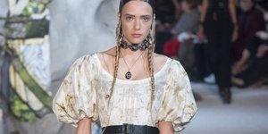 Μοντέλο στο show Alexander McQueen για την άνοιξη 2019/Φωτογραφία Splash/ideal Images