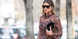 Γυναίκα ποζάρει στον φακό/Φωτογραφία Shutterstock