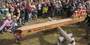 Αγώνας δρόμου με τη σύζυγο στην πλάτη: Ενα απίστευτο σπορ στη Βρετανία [βίντεο]