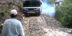 Βίντεο-σοκ: Λεωφορείο πέφτει σε γκρεμό στη Βολιβία