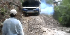 Βίντεο-σοκ: Λεωφορείο πέφτει σε γκρεμό στη Βολιβία