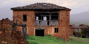 Τραγωδία στις Σέρρες -Εκοβε ξύλα για να ζεσταθεί και τον καταπλάκωσε τοίχος 