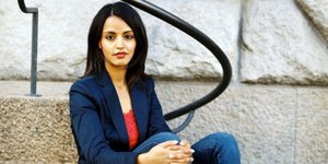 Η όμορφη 35χρονη μουσουλμάνα που γίνεται «φωνή» του υπουργείου Εξωτερικών της Γε