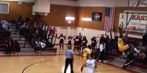 Τρομερό κάρφωμα γκαρντ με περιστροφή 360 μοιρών στον αέρα [βίντεο]