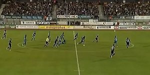 Εκπληκτικό γκολ επιθετικού με γυριστό βολέ μπροστά από το κέντρο [βίντεο]