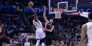 Το επιβλητικό κάρφωμα του Ντουράντ στο πρόσωπο αντιπάλου του [βίντεο]