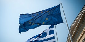 Οι σημαίες της Ελλάδας και της ΕΕ/Φωτογραφία: Eurokinissi
