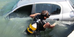 Φρίκη στο λιμάνι του Λαυρίου -Εντοπίστηκε ΙΧ στη θάλασσα με ανθρώπινα οστά στο π