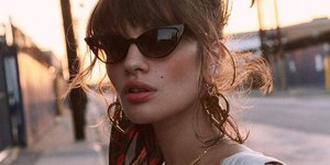 Μοντέλο ποζάρει στoν φακό/Φωτογραφία Vanessa Mooney