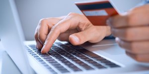 Ολοένα περισσότεροι Ελληνες «ανακαλύπτουν» τις online αγορές/ Φωτογραφία: shutterstock