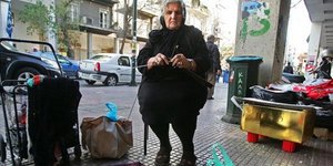 Economist: «Οι Έλληνες άφησαν τα μοχίτο και προτιμούν τις φτηνές μπύρες»