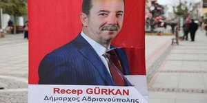 O Ρετζέπ Γκιουρκάν υπέγραφε ως «δήμαρχος Αδριανούπολης» στις ελληνικές αφίσες (Φωτογραφία: Hurriyetdailynews)