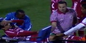 Γκαφατζήδες τραυματιοφορείς χτύπησαν παίκτη στο κεφάλι [βίντεο]