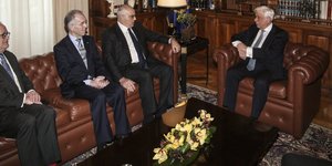 Ο Προκόπης Παυλόπουλος με το προεδρείο της ΕΕΤ. Φωτογραφία: Sooc 