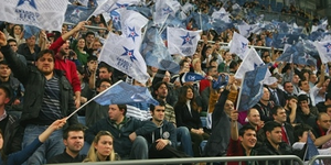 Οπαδοί «καταλαμβάνουν» το μέγαρο μουσικής και το κάνουν γήπεδο [βίντεο]