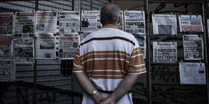Πολίτης διαβάζει τα πρωτοσέλιδα / Φωτογραφία αρχείου: SOOC