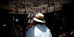 Μια ματιά στα πρωτοσέλιδα (Φωτογραφία: EUROKINISSI/ ΣΤΕΛΙΟΣ ΜΙΣΙΝΑΣ)