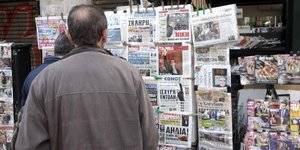 Μια ματιά στα πρωτοσέλιδα (Φωτογραφία: EUROKINISSI/ ΧΡΗΣΤΟΣ ΜΠΟΝΗΣ)