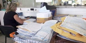 Δεν καταργείται η έκτακτη εισφορά και έρχονται προκαταβολή και αυξήσεις φόρων