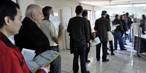 Οι φορολογικές δηλώσεις καθυστερούν γιατί η Εφορία... μετακομίζει