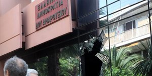 Την υπηρεσία εσόδων έβαλαν στόχο οι εμπρηστές