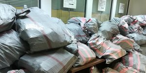 Σακιά με πινακίδες στο Ηράκλειο /Φωτογραφία: Cretapost