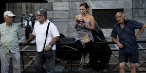 Βαθιά το χέρι στην τσέπη καλούνται να βάλουν οι φορολογούμενοι / Φωτογραφία: AP