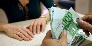 Μείωση του ΦΠΑ στο 20% και 10% εξετάζει η κυβέρνηση 