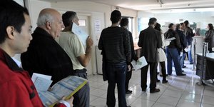 Ταλαιπωρία για τους φορολογούμενους στις ΔΟΥ - Ψάχνουν να βρουν σε ποια ανήκουν