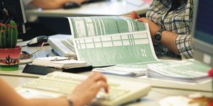 Στο «στόχαστρο» των αρχών πρώην και νυν εφοριακοί για «μαύρο χρήμα»