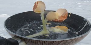 Αυγά που αψηφούν την βαρύτητα. Φωτογραφία: Twitter