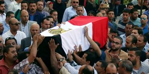 Θρήνος στην κηδεία των αστυνομικών στο Κάιρο (Φωτογραφία: ΑΡ) 