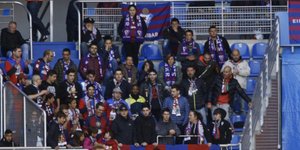 Συγκίνηση: Οι φίλαθλοι της Εϊμπάρ προσφέρουν φακές για τους πρόσφυγες στη Λέσβο