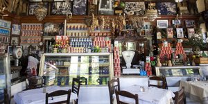 Η τελευταία αυθεντική μπακαλοταβέρνα του Πειραιά: Το «Ειδικόν» με το παλιό ψυγεί