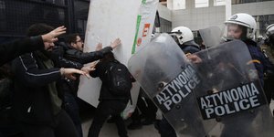 Κάλεσμα της ΛΑΕ στα Ειρηνοδικεία κατά των πλειστηριασμών / Intimenews: Γιάννης Λιάκος 