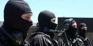 Εξαλλοι στα ΕΚΑΜ με Τόσκα -Φωτογραφία: Intimenews