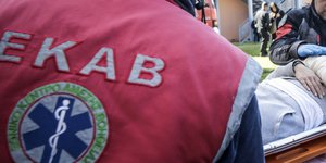 Διασώστης του ΕΚΑΒ εν ώρα εργασίας/ Φωτογραφία: Eurokinissi