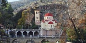 Βράχος καταπλάκωσε μάνα και κόρη σε προαύλιο εκκλησίας στο Άργος