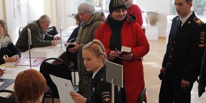 Στις κάλπες σήμερα οι Ρώσοι (Φωτογραφία: AP/ Pavel Golovkin)
