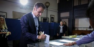 Ο πρόεδρος της ΝΔ Κυριάκος Μητσοτάκης ψηφίζει -Φωτογραφία: EUROKINISSI/ΣΤΕΛΙΟΣ ΜΙΣΙΝΑΣ